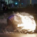 Un chico de 16 años salva a una niña de seis de un coche en llamas en los disturbios de París
