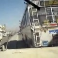 Un Humvee estadounidense circula a través del tráfico en Irak