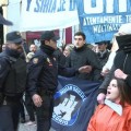 Miembros de Hogar Social Madrid irrumpen la concentración a favor de los refugiados y son desalojados por la Policía