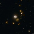 Cuatro imágenes de un cuasar rodean la lente de una galaxia [eng]