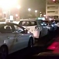 Un grupo de taxistas retiene a un coche de alquiler en la Barqueta