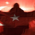 La policía de Róterdam pone fin a la reunión de los manifestantes turcos cerca del consulado de Turquía. [NL]
