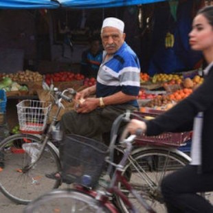 Una mujer desafía al machismo en Irak sobre una bicicleta