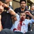 Policías reprimen a manifestantes en la plaza (Paraguay)