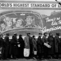 Vallas publicitarias en la Gran Depresión informando a la empobrecida población de lo afortunada que era (eng)