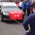 Un hombre consigue mover 7 coches a la vez sólo con la fuerza de sus testículos [ENG]