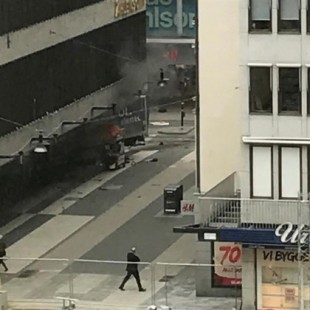 Tres muertos y ocho heridos por un supuesto ataque terrorista con un camión en Estocolmo