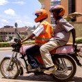 Una 'app', un casco y un chaleco revolucionan el viaje compartido en Uganda
