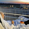 Un hospital danés cumple el último deseo de Carsten, enfermo terminal: una copa de vino y un cigarrillo en la azotea[DA]