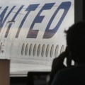 Echan a la fuerza a una persona escogida al azar de un avión de United Airlines por encontrarse saturado [ENG]