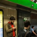 Denuncian a un turista por insultar a dos lesbianas que se besaban en el metro de Barcelona