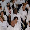 Médicos cubanos en Brasil se niegan a regresar y Cuba suspende el envío de otros profesionales