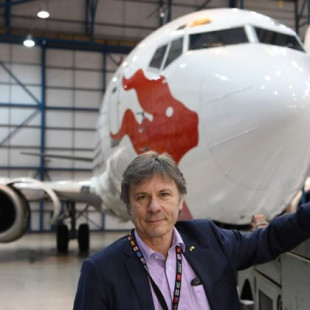 El vocalista  Bruce Dickinson paga de su bolsillo la mitad de los sueldos de los empleados de Cardiff Aviation (ENG)