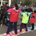 Pekín pone niños bailando en la calzada para evitar que las personas se salten los semáforos en rojo [ENG]