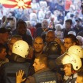 Manifestantes irrumpen en el parlamento de Macedonia y agreden a los diputados (ENG)