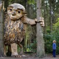 Un artista construye gigantes de madera y los esconde en los bosques de Copenhague