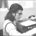 Un hombre pidiendo una pizza con un sintetizador de voz en 1974