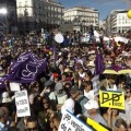 Miles de personas se concentran en Sol a favor de la moción de censura de Podemos contra Rajoy
