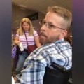 Golpes e insultos racistas por hablar español con su madre en un aeropuerto de EEUU: "Verdadero pedazo de mierda"
