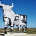 Pintan el toro de Osborne de Santa Pola con motivos del Guernica de Picasso