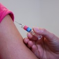 El engaño de la enfermera antivacunas que dejó sin inmunizar a cientos de niños, Italia