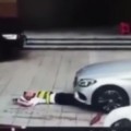 Vigilante de un parking chino se tumba delante de un mercedes para impedirle entrar y le pasa por encima