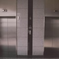 Un niño discapacitado no puede salir de casa desde hace 5 años por culpa de un ascensor averiado