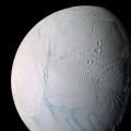La Cassini descubre que la luna de Saturno, Encélado, pudo haber sido inclinada [eng]