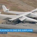 El lanzador Stratolaunch sale de su hangar en el desierto de Mojave (ENG)