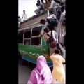 Estudiantes pakistaníes viajando en un autobús [vertical]