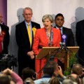 Elecciones RU: May no alcanza una mayoría pero promete "estabilidad" pese a las llamadas de Corbyn a que se marche