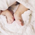 Buscan diagnóstico para bebé de 1 año y medio que duerme durante días seguidos