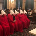 Un grupo de mujeres se viste como en "El cuento de la criada" en protesta por una ley anti-aborto