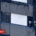 El bebé que lanzaron al vacío desde un noveno piso de la torre en llamas en Londres y fue atrapado por un transeúnte