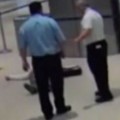 Graban a un empleado de United Airlines agrediendo brutalmente a un abuelo de 71 años y dejándolo inconsciente en el sue