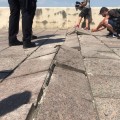 El calor provoca que salte el pavimento del Puente Romano de Córdoba