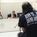 A juicio por vender camisetas del Estado Islámico por segunda vez