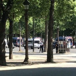 Informan de un coche ardiendo y un hombre en el suelo en los Campos Elíseos de París [FR]