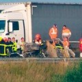 Muere un camionero en Calais en un accidente provocado por una barricada montada por refugiados [eng]