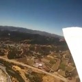 Una cámara cae desde un avión a un comedero de cerdos...