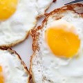 Por qué desayunar tres huevos cada día