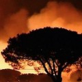 El corte de la carretera a Matalascañas por el incendio de Doñana deja aisladas a 50.000 personas