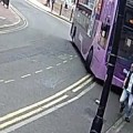 Hombre arrollado por autobús se levanta y se dirige a un pub [ENG]