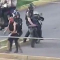 Venezuela: Las impactantes imágenes de la agresión de soldados a un joven con autismo