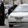 Una institución saudí pide que se juzgue a una mujer por pasear en minifalda y manga corta