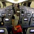 Quién decide el espacio entre asientos de los aviones y por qué parecen tan mal diseñados