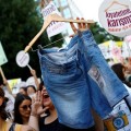 Cientos de turcas se manifiestan en Estambul para protestar contra el código de vestimenta islámico