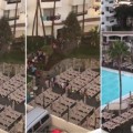 Decenas de turistas corren como locos para colocar su toalla cerca de la piscina en un hotel de Gran Canaria