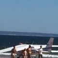 Mueren dos bañistas atropellados tras el aterrizaje de emergencia de una avioneta en una playa de Portugal
