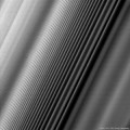 Ondas de densidad en los anillos de Saturno desde la Cassini [eng]